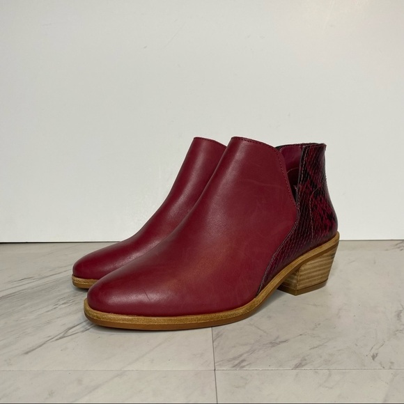 New! Vince Camuto Abrinna Red Snake Print Leather Bootie 7 1/2W - Picture 16 of 16